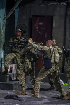 Agentes policiais durante operação no Rio