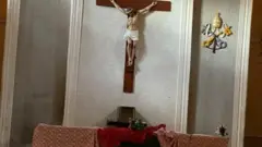 Iwaju pẹpẹ ile ijọsin St Francis ni ilu ọwọ pẹlu aworan Jesu ti wọn kan mọ agbelebu ti wọn kan mọ ara ogiri, ati tabili gbọọrọ kan pẹlu asọ lori, ti ẹjẹ si wa lara asọ ori tabili naa, to ti ka si apakan.