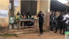 Ibudo idibo nibi ti awọn oludibo, agbofinro ati alakoso idibo peju si. 