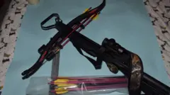 Uma besta com flechas em um pacote, sobre um lençol de cor clara. Policiamento Antiterrorista do Reino Unido