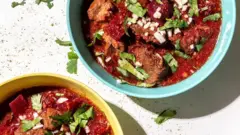 Una receta de comida con tomate, verduras frescas y pollo