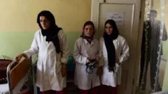 افزایش شکایت مردم؛ بیش از ۳۰۰ ولسوالی افغانستان پزشک زن ندارد