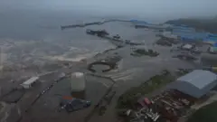 A onda de tsunami causou inundações na cidade russa de Severo-Kurilsk após o terremoto de magnitude 8,8 na costa da península de Kamchatka