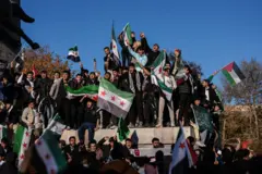 احتفالات كبيرة للسوريين داخل سوريا وخارجها بسقوط نظام الأسد