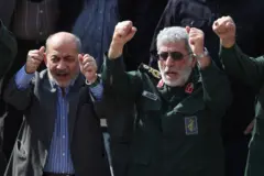 قائد فيلق القدس التابع للحرس الثوري الإيراني إسماعيل قاآني (على اليمين) يلوح بيده خلال مراسم جنازة القيادي البارز في الحرس الثوري عباس نيلفوروشان في طهران في 15 أكتوبر 2024
