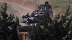 Lübnan'ın güneyinde bir toprak yolda ilerleyen zırhlı araçlar