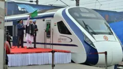 વંદે ભારત ટ્રેનને લીલી ઝંડી આપતા પીએમ નરેન્દ્ર મોદી (15 ફેબ્રુઆરી, 2019)