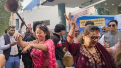 दिल्लीमा भएको इन्डो नेपाल ट्रेड फेअरमा पञ्चेबाजा बजाउँदै नाचगान गरिरहेका नेपालीहरू।