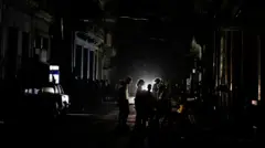 Pessoas nas ruas durante um apagão que atingiu Havana, Cuba, em março de 2026