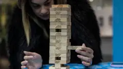 Mulher jogando Jenga
