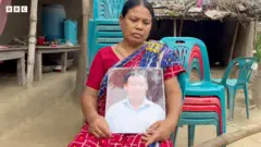 ভবেশ চন্দ্র রায়ের ছবি হাতে  স্ত্রী সান্তনা রানী
