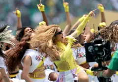 Shakira cantando na abertura da Copa