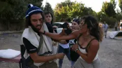 Des colons juifs affrontent des familles palestiniennes.