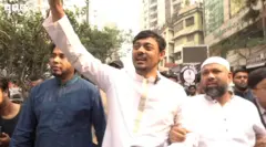 হাত নেড়ে ভোট চাচ্ছেন নাসীরুদ্দীন পাটওয়ারী