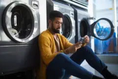 Homem em frente a máquina de lavar louça