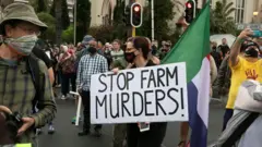 Manifestação contra agricultores assassinados.