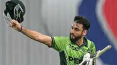 सलमान आग़ा रन आउट दिए जाने के बाद गुस्सा ज़ाहिर करते हुए 