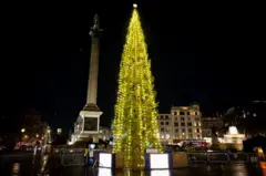 برپایی و چراغانی درخت کریسمس در خیابان ترافالگار لندن
