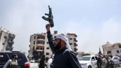 مقاتلون من البدو والعشائر في شوارع الجزء الشمالي من مدينة السويداء. محافظة السويداء ذات الأغلبية الدرزية جنوب سوريا، في 19 يوليو/تموز 2025.