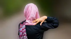 نجلۍ چې پړونی یې پر سر دی