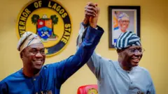 Baabjide Sanwo-Olu ati Obafemi Hamza lasiko ti Sanwo-Olu fa ọwọ rẹ soke lati du ipo gomina ipinlẹ Eko