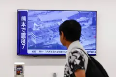 テレビ画面に熊本地震のニュース映像が映っている
