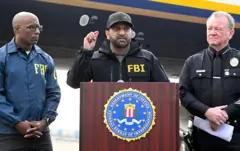 Kash Patel habla en una rueda de prensa en Los Ángeles