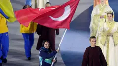 Olimpiyat kapanışın da bir kadın Türkiye bayrağı taşıyor.