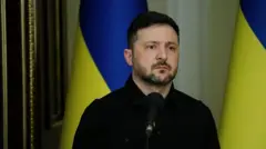 Володимир Зеленський біля прапора