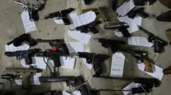 Изъятые пистолеты и револьверы с прикрепленными бирками