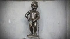 A estátua de Manneken Pis, em Bruxelas, mostra um menino fazendo xixi em pé