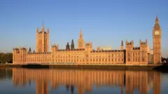 El Parlamento británico se ilumina con la luz del sol matutino.
