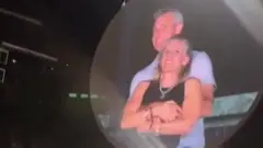 Kristin Cabot na Andy Byron kwenye skrini kubwa katikati ya tamasha la Coldplay.