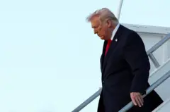 Trump desce escada de avião