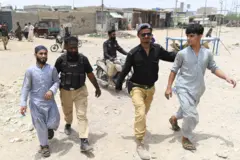 کراچۍ کې د دوو افغان کډوالو د نیول کېدو انځور.