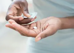 Un homme prenant des paracétamols.