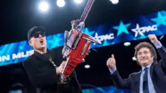 Ilon Mask vitla motornom testerom