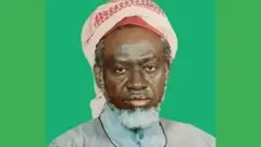 Sheikh Abubakar Gumi, sanye da rawani mai ratsin ja da fari