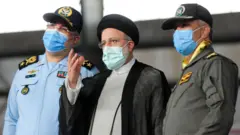 ابراهیم رئیسی در جریان سفر به همدان از پایگاه هوایی نوژه بازدید کرده