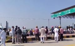 হরিয়ানার কুরুক্ষেত্র টোল প্লাজা ৩ ঘণ্টার জন্য আটক করে নিজেদের দখলে রাখেন আন্দোলনকারী কৃষকরা।