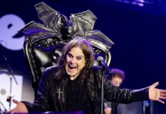 Ozzy Osbourne em trono preto com morcego gigante