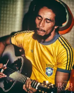 Bob Marley toca violão vestido com a camisa da seleção brasileira