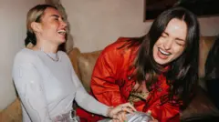 Dos mujeres riéndose. 