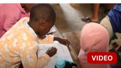 நைஜீரியா: பள்ளிக்குச் செல்ல முடியாமல் தவித்த குழந்தைகள் - கல்வியை மீட்டுக் கொடுத்த ஆசிரியர்