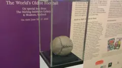 Bola de futebol de quase 500 anos exposta em uma vitrine de museu
