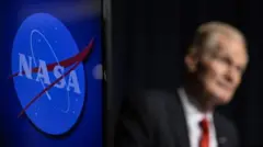 Símbolo da Nasa ao lado do rosto desfocado de um cientista