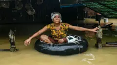 ၂၀၂၃ ခုနှစ်၊ အောက်တိုဘာလတုန်းက ပဲခူးမြို့က ရေကြီးမှုကြုံနေရတဲ့ ဒေသခံတစ်ဦး 