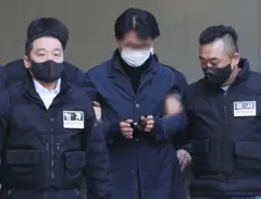 이재명 더불어민주당 대표를 흉기로 습격한 피의자 김모씨가 4일 오후 부산 연제구 연제경찰서에서 구속 전 피의자 심문(영장실질심사)에 출석하기 위해 부산지방법원으로 이송되고 있다