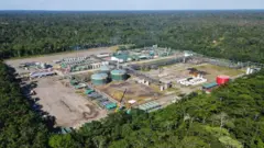 Foto aérea do Centro de Processamento Tiputini da estatal Petroecuador no parque nacional Yasuni, nordeste do Equador, tirada em 21 de junho de 2023