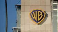 На фото: вывеска Warner Bros (Discovery) в штаб-квартире телекомпании TVN в Варшаве, Польша, 6 августа 2024 года.